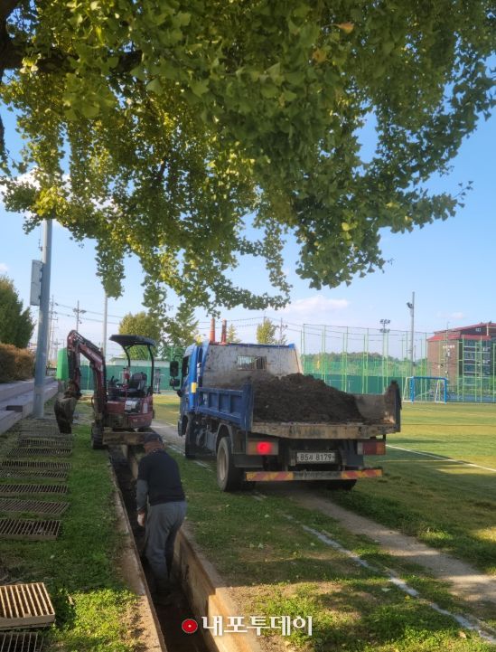 관내학교 운동장 배수로 정비 지원