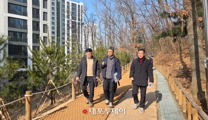 1. 최훈규 천안시 공원녹지사업본부장이 16일 주요 사업장에 방문해 점검하고 있다.