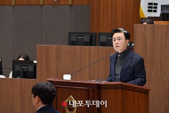 본회의 참석한 김태흠 충남도지사