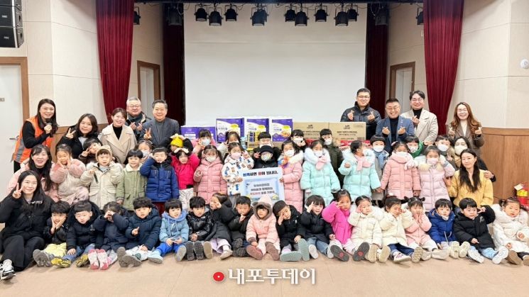 정원어린이집 원아들과 함께한 푸드마켓 물품 기부식 단체사진