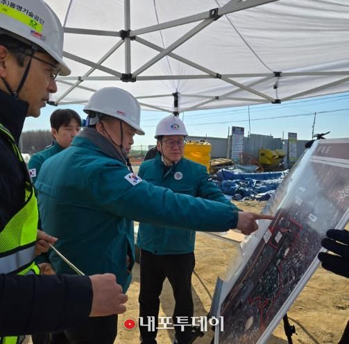최광복 건설안전교통국장이 28일 용곡동~청수동 간 도로개설 및 눈들건널목 입체화 공사현장과 성환장천 자연재해위험개선지구 공사현장 등을 찾아 공정관리 실태를 확인하고 있다.