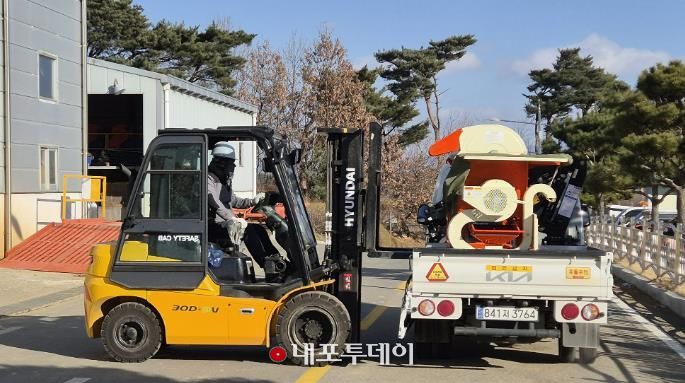 농업기계임대사업소 본소(인지면)에서 농업기계가 임대되는 모습