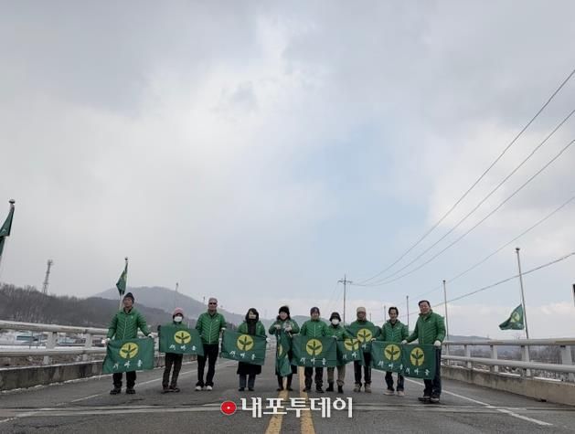 신양면 새마을협의회 새마을기 교체 활동 모습