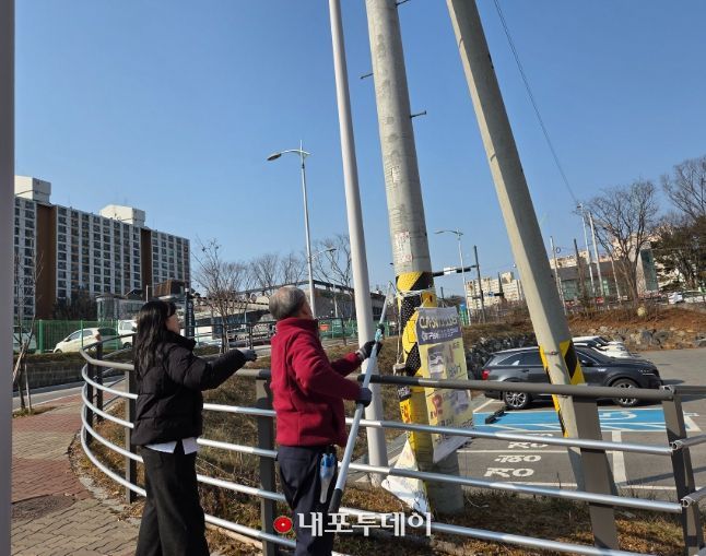 충남 계룡시가 다가오는 설 명절을 맞아 도시환경 개선을 위해 보수하고있다