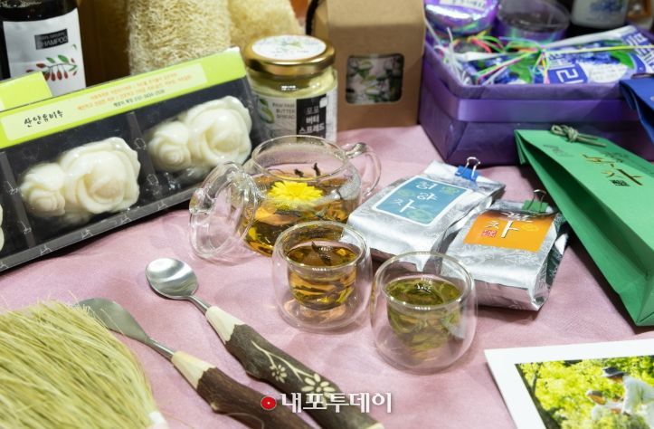 지난해 농업인의 날 행사에서 청양군 품목농업인연구연합회 경진대회 전시 현장. 향진주 쌀, 구기자, 배, 사과 등 다양한 농·특산물이 전시되어 청양 농업의 우수성을 널리 알렸다