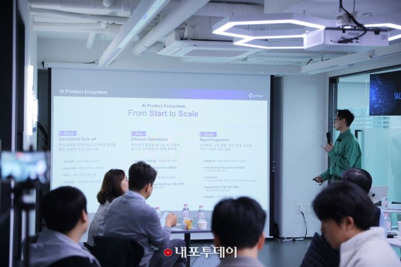 SotaTek Korea 전문가, 세미나에서 기업을 위한 AI 전략과 실전 적용 방안을 소개하고 있다.