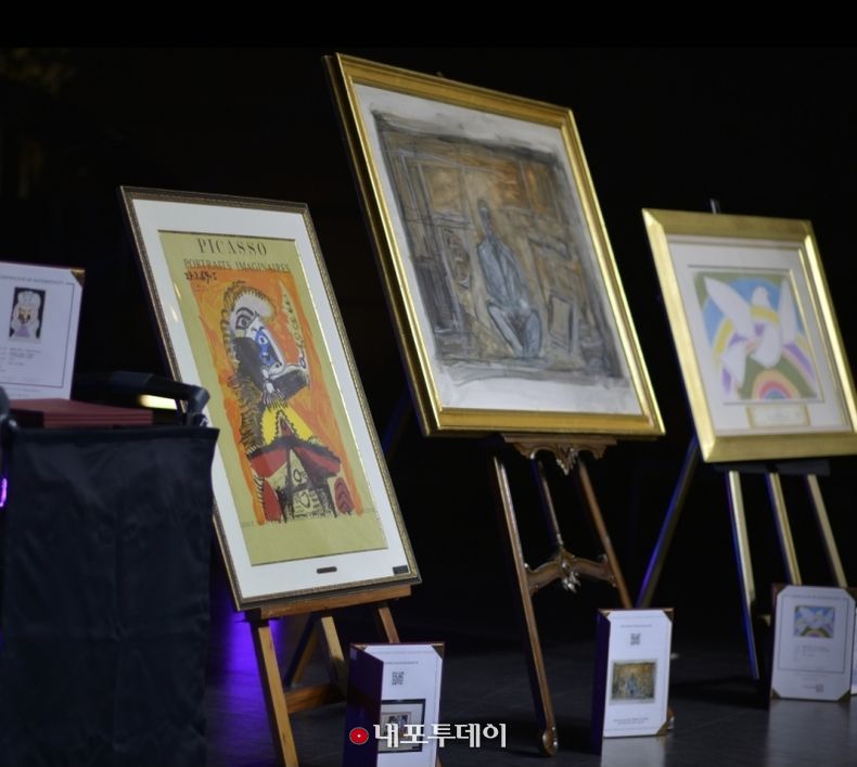 ,전시회 작품, 피카소 왼쪽 오른쪽 자코메티 중앙 작품 (사진제공=K trendy NEWS)