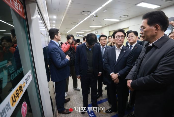 김민석 국무총리가 27일 경기도 김포시 사우역에서 김포 골드라인 열차를 타고 승객 과밀 상황을 점검하고 있다.