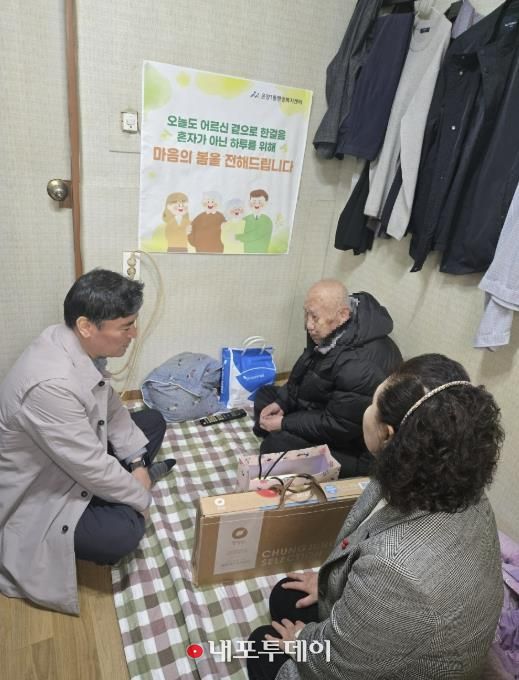 온양1동 복지통장이 최고령 독거 어르신 가정을 방문해 건강을 살피고 말벗 서비스를 제공하고 있다.