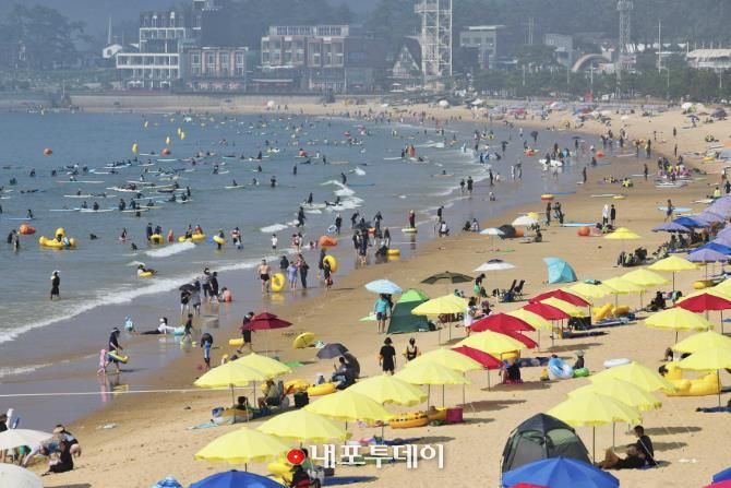 여름철 성수기 만리포해수욕장 모습.